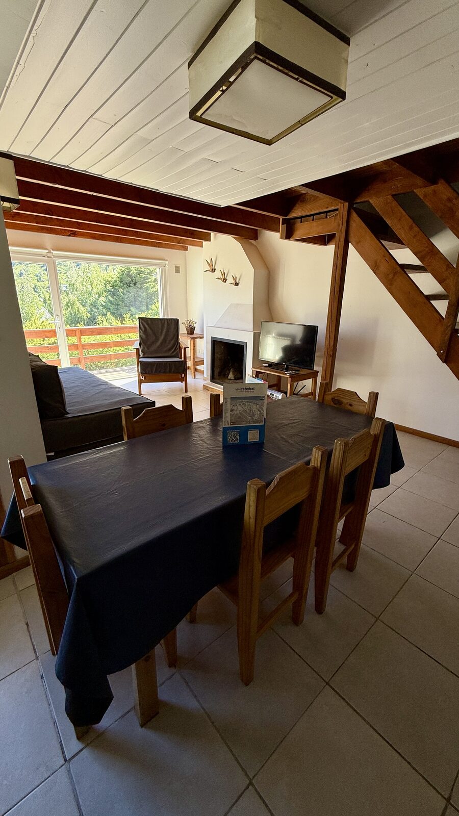 Dpto 1110 - comedor con vista al balcón y hogar