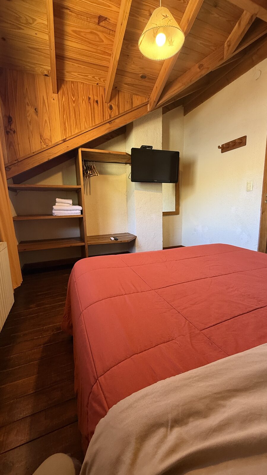 Dpto 310 - dormitorio matrimonial con TV y placard