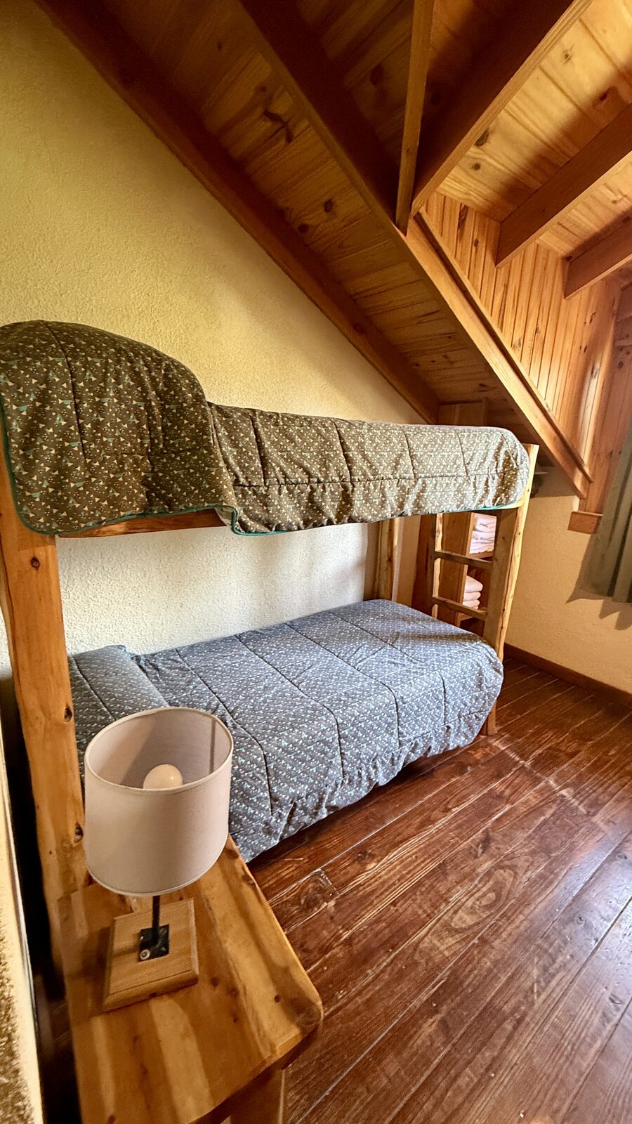 Dpto 310 - habitación con cama marinera y camas adicionales