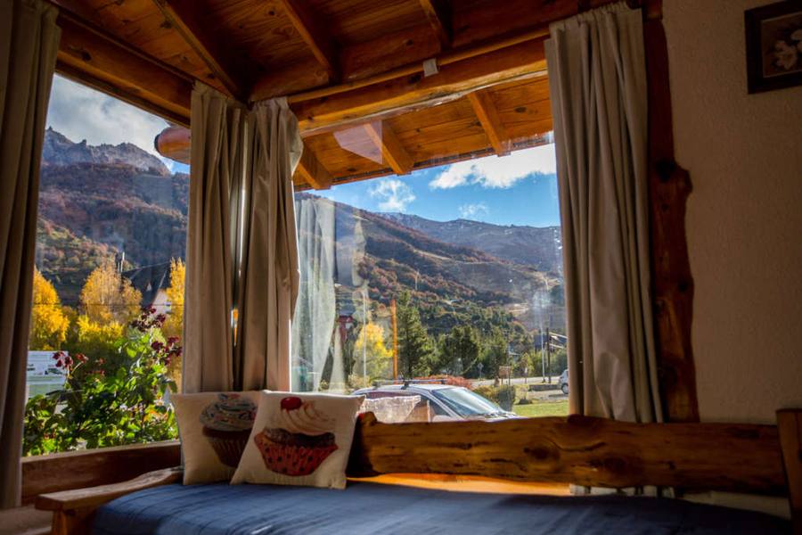 Dpto 31 - dormitorio con ventanal y vista al cerro