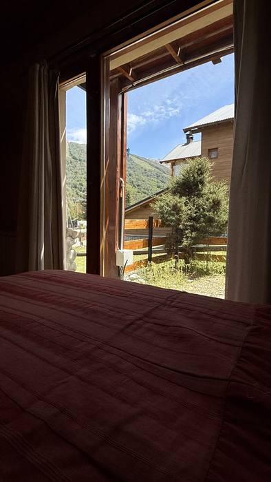 Dpto 33 - dormitorio con vista al Cerro Catedral