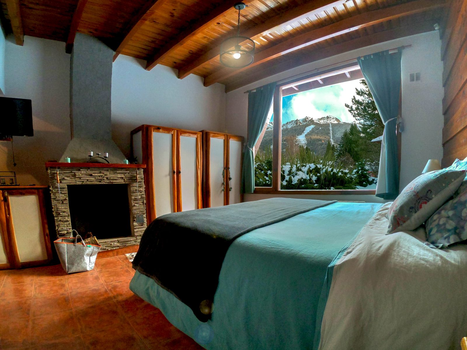 Dpto 61 - dormitorio con vista al Cerro Catedral