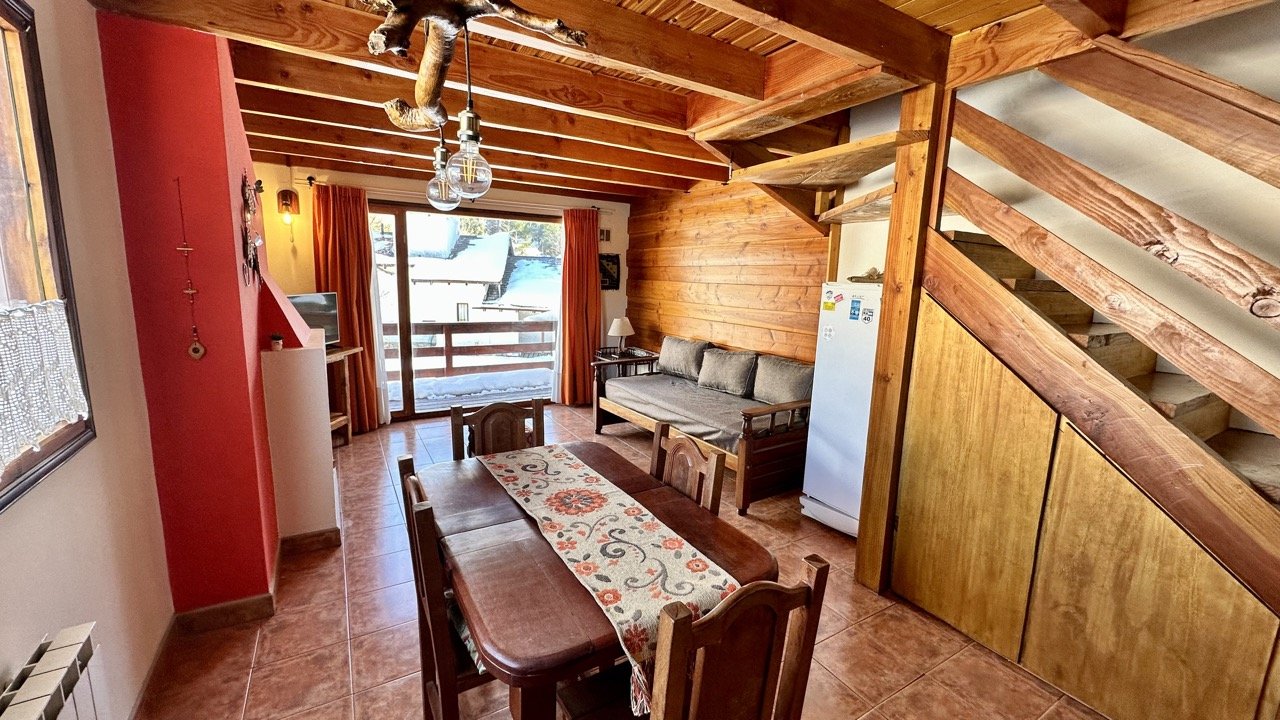 Dpto 67 - comedor y escalera al dúplex